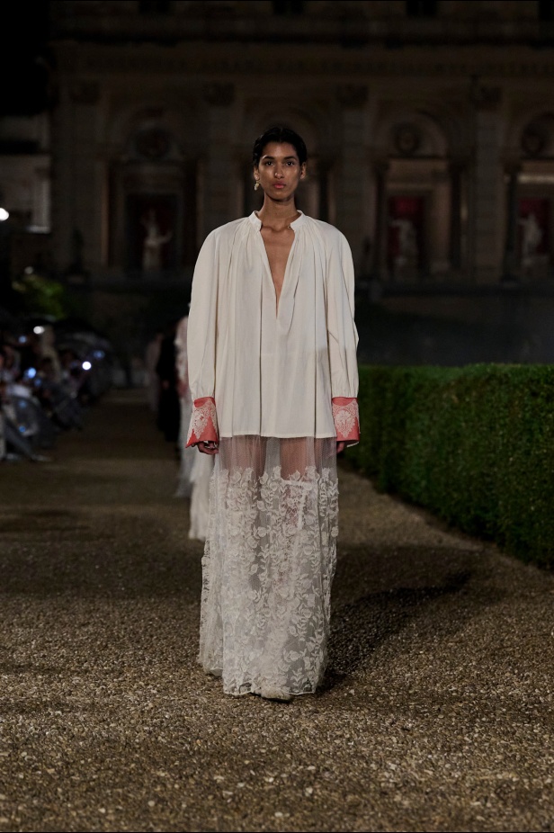 مجموعة Dior Cruise لعام 2026 تتخطى التوقعات.. تصاميم رومانسية مع بصمة الدار العريقة