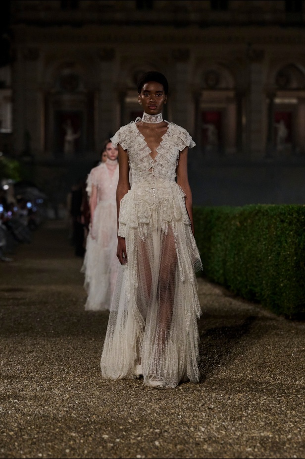 مجموعة Dior Cruise لعام 2026 تتخطى التوقعات.. تصاميم رومانسية مع بصمة الدار العريقة