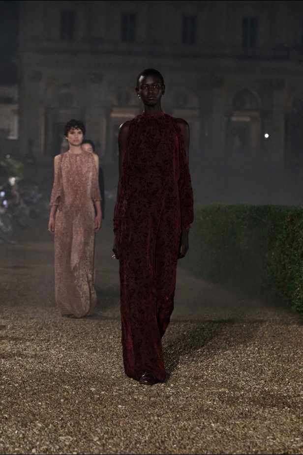 مجموعة Dior Cruise لعام 2026 تتخطى التوقعات.. تصاميم رومانسية مع بصمة الدار العريقة