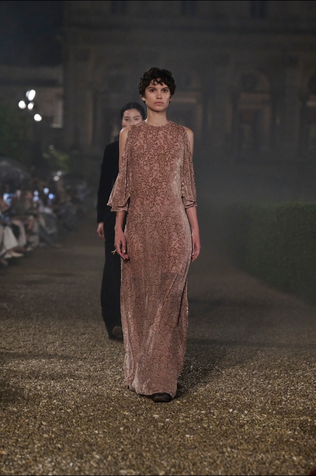 مجموعة Dior Cruise لعام 2026 تتخطى التوقعات.. تصاميم رومانسية مع بصمة الدار العريقة