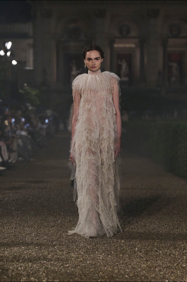 مجموعة Dior Cruise لعام 2026 تتخطى التوقعات.. تصاميم رومانسية مع بصمة الدار العريقة