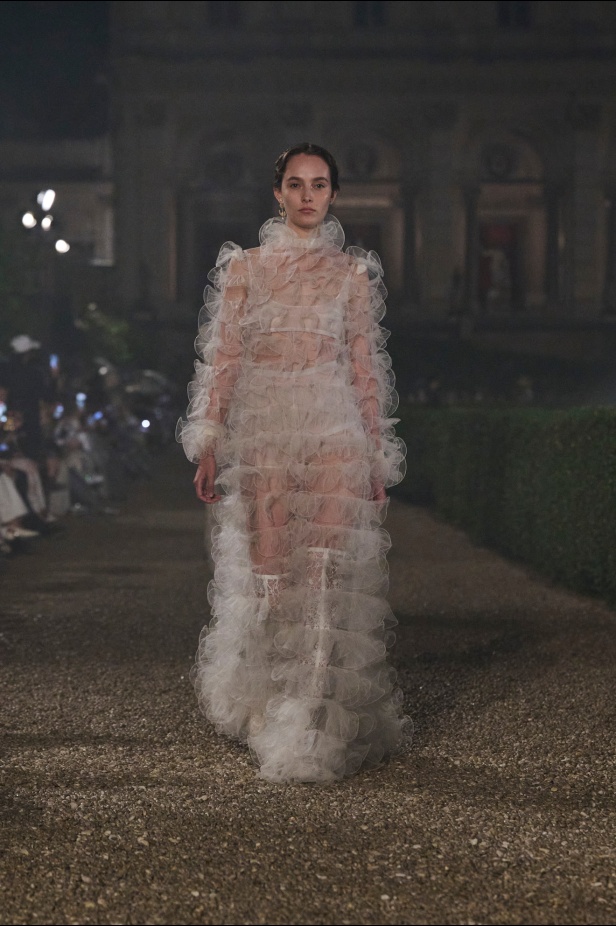 مجموعة Dior Cruise لعام 2026 تتخطى التوقعات.. تصاميم رومانسية مع بصمة الدار العريقة