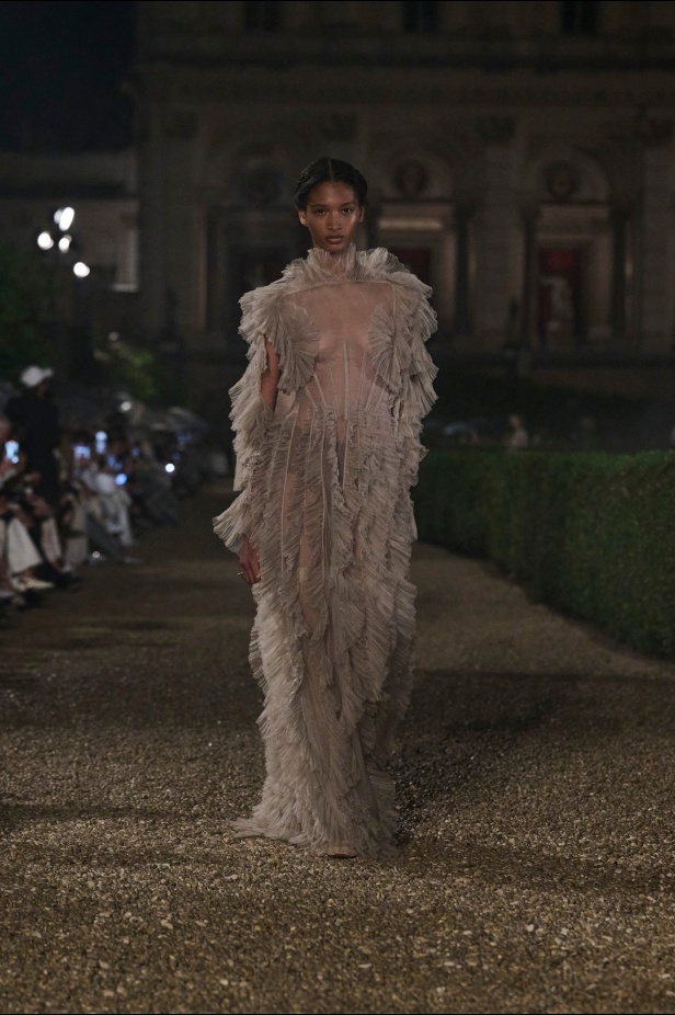 مجموعة Dior Cruise لعام 2026 تتخطى التوقعات.. تصاميم رومانسية مع بصمة الدار العريقة