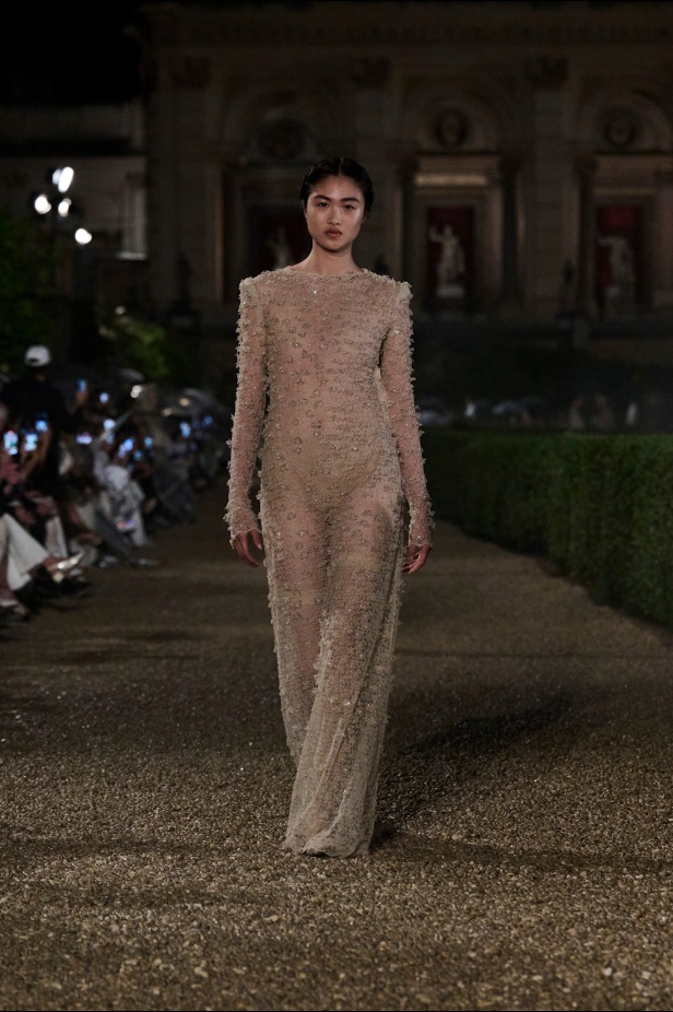 مجموعة Dior Cruise لعام 2026 تتخطى التوقعات.. تصاميم رومانسية مع بصمة الدار العريقة