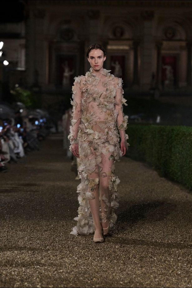 مجموعة Dior Cruise لعام 2026 تتخطى التوقعات.. تصاميم رومانسية مع بصمة الدار العريقة