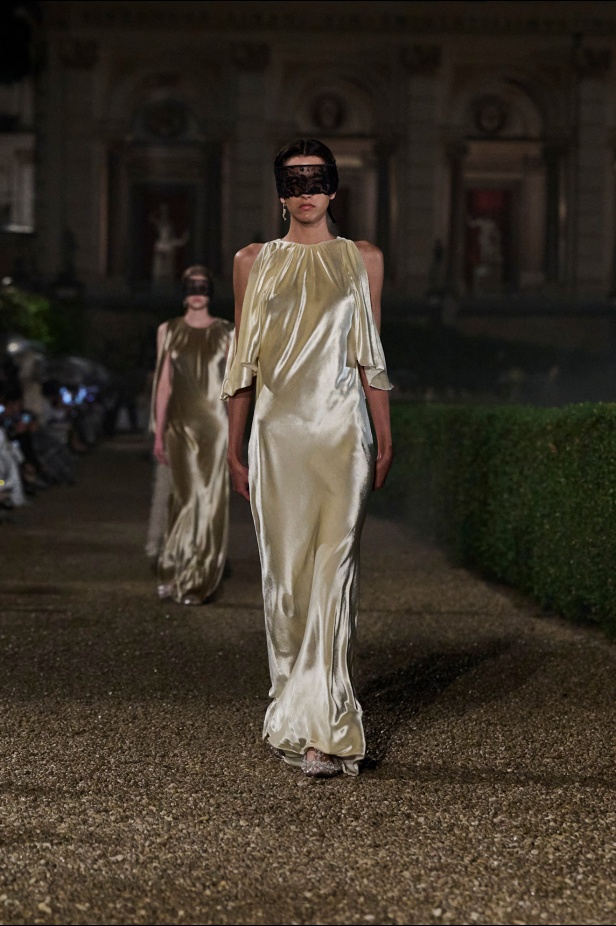 مجموعة Dior Cruise لعام 2026 تتخطى التوقعات.. تصاميم رومانسية مع بصمة الدار العريقة