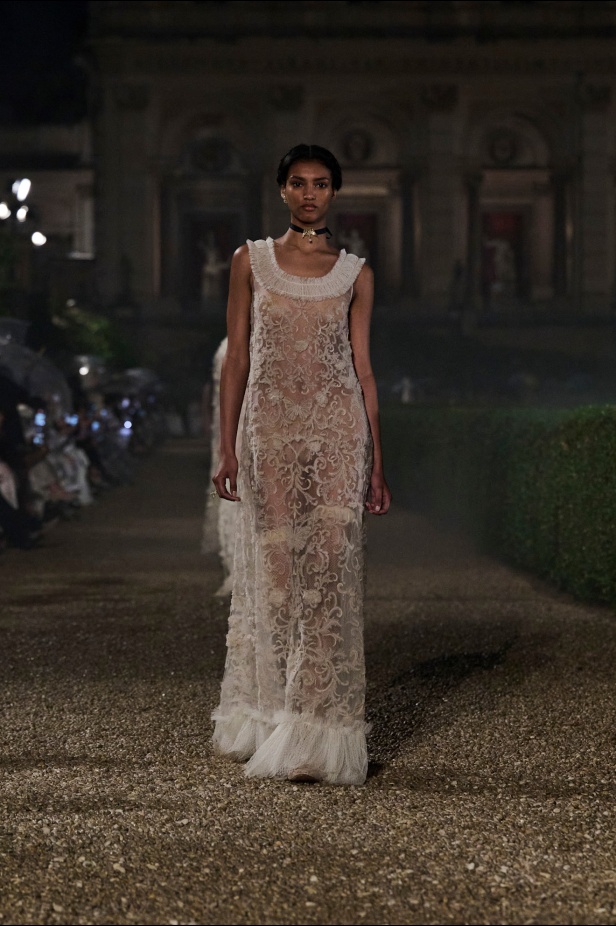 مجموعة Dior Cruise لعام 2026 تتخطى التوقعات.. تصاميم رومانسية مع بصمة الدار العريقة