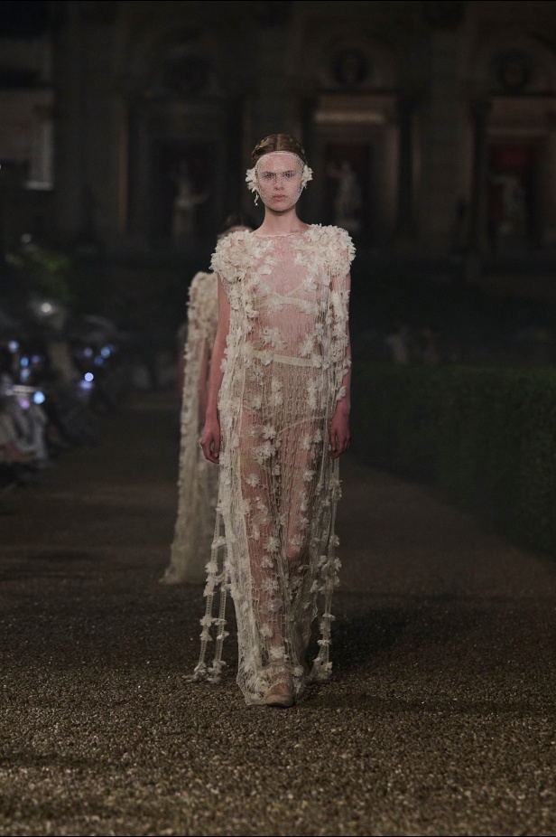 مجموعة Dior Cruise لعام 2026 تتخطى التوقعات.. تصاميم رومانسية مع بصمة الدار العريقة