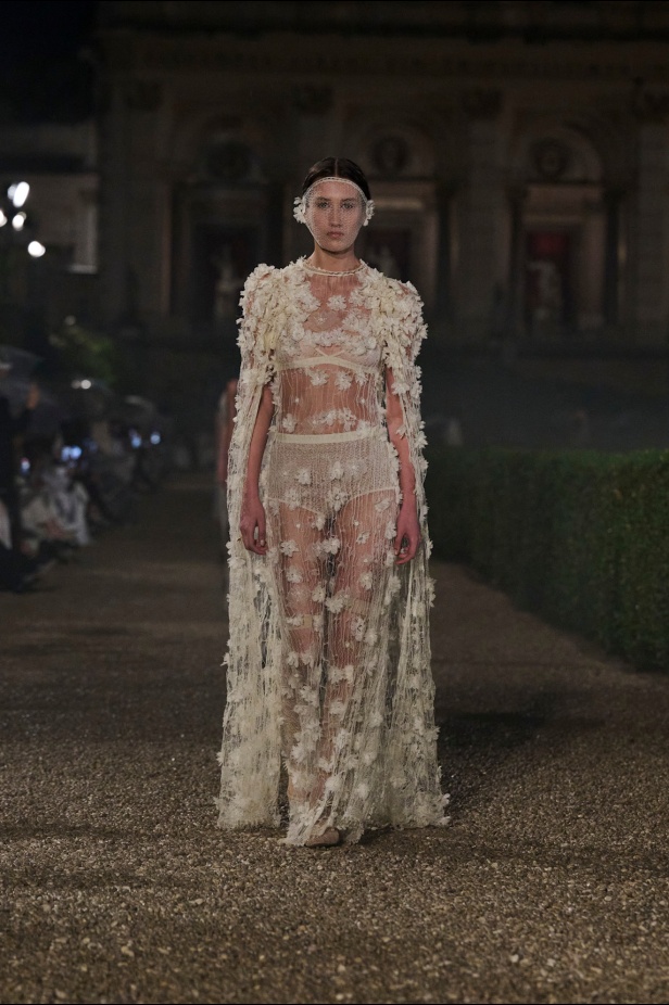 مجموعة Dior Cruise لعام 2026 تتخطى التوقعات.. تصاميم رومانسية مع بصمة الدار العريقة