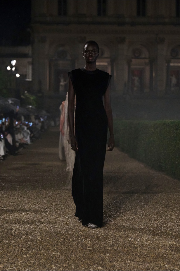 مجموعة Dior Cruise لعام 2026 تتخطى التوقعات.. تصاميم رومانسية مع بصمة الدار العريقة