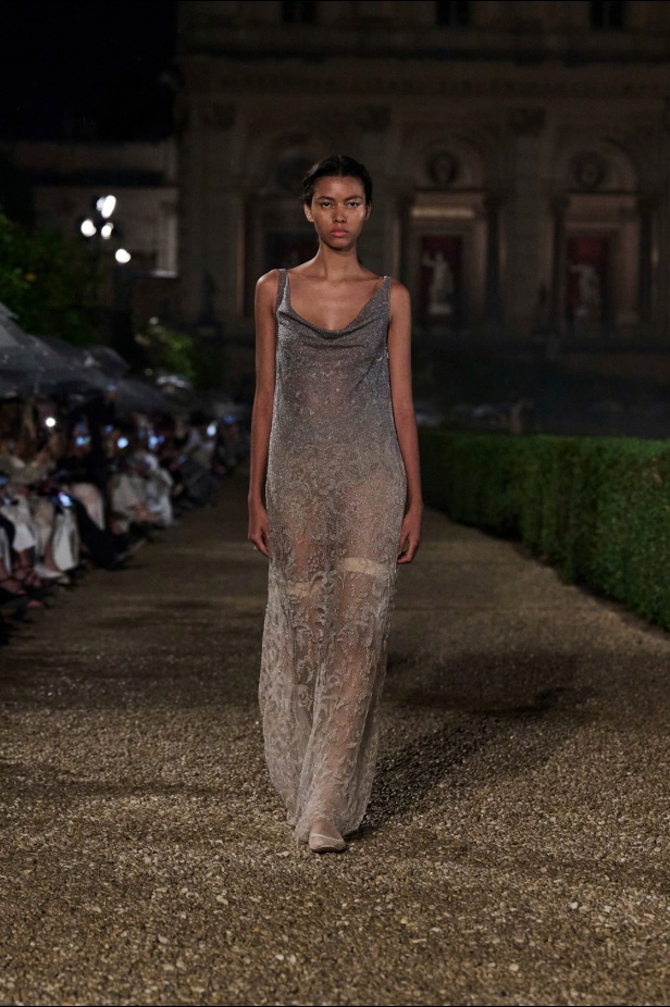 مجموعة Dior Cruise لعام 2026 تتخطى التوقعات.. تصاميم رومانسية مع بصمة الدار العريقة