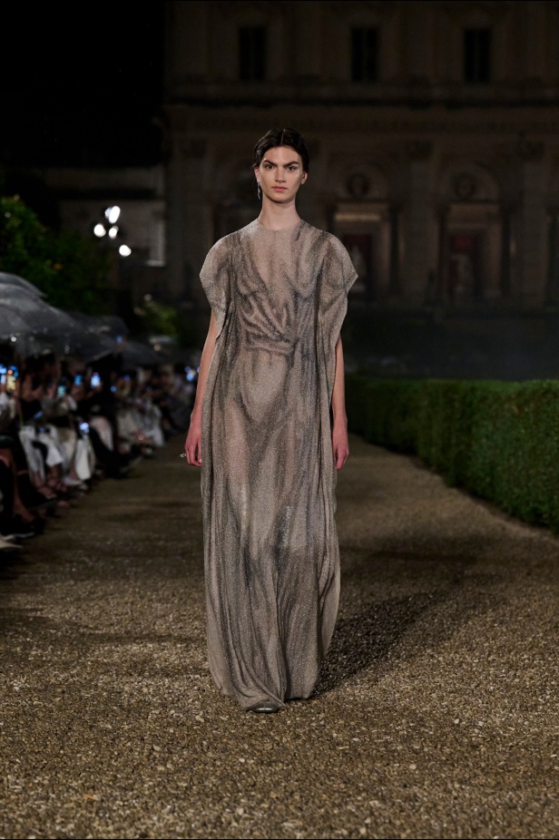 مجموعة Dior Cruise لعام 2026 تتخطى التوقعات.. تصاميم رومانسية مع بصمة الدار العريقة