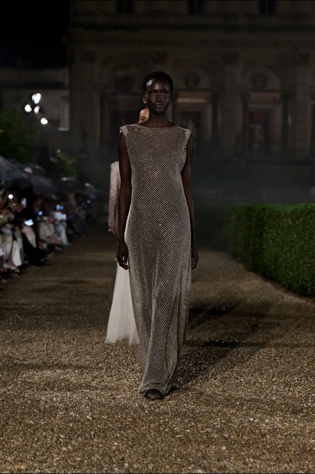 مجموعة Dior Cruise لعام 2026 تتخطى التوقعات.. تصاميم رومانسية مع بصمة الدار العريقة