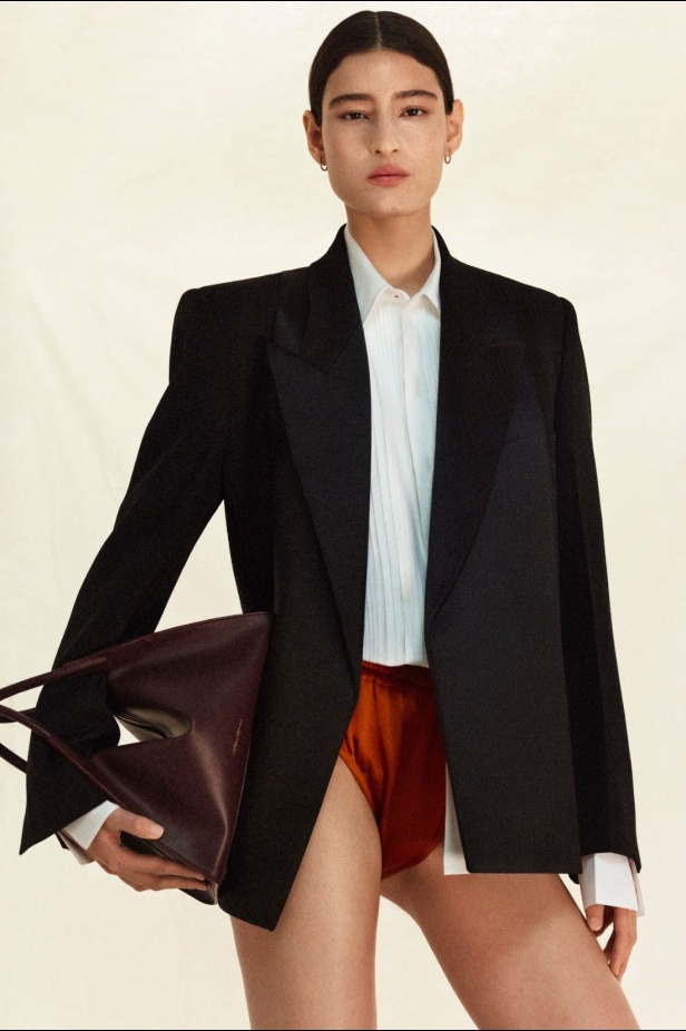 فيكتوريا بيكهام تعود إلى نيويورك لتقديم مجموعة "ريزورت 2026" 