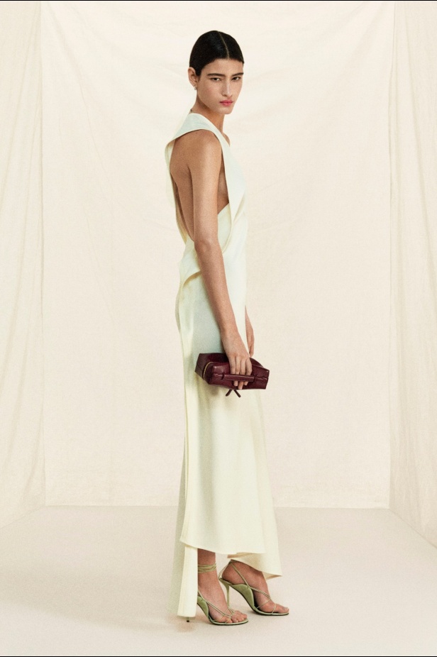 فيكتوريا بيكهام تعود إلى نيويورك لتقديم مجموعة "ريزورت 2026" 