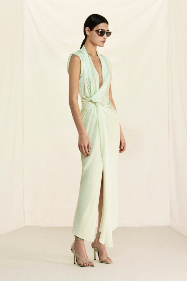 فيكتوريا بيكهام تعود إلى نيويورك لتقديم مجموعة "ريزورت 2026" 