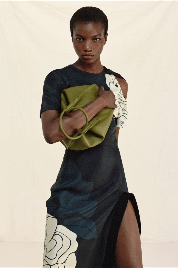 فيكتوريا بيكهام تعود إلى نيويورك لتقديم مجموعة "ريزورت 2026" 