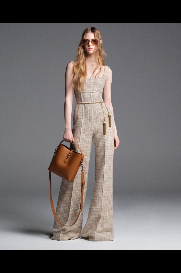 "من الفجر حتى الغسق"... أناقة مجموعة إيلي صعب Resort 2026 لكل لحظة