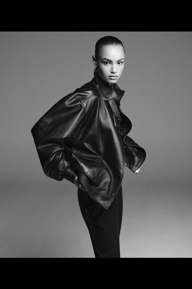 "من الفجر حتى الغسق"... أناقة مجموعة إيلي صعب Resort 2026 لكل لحظة