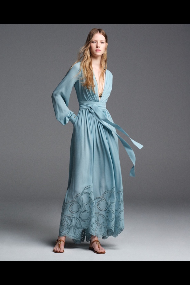 "من الفجر حتى الغسق"... أناقة مجموعة إيلي صعب Resort 2026 لكل لحظة