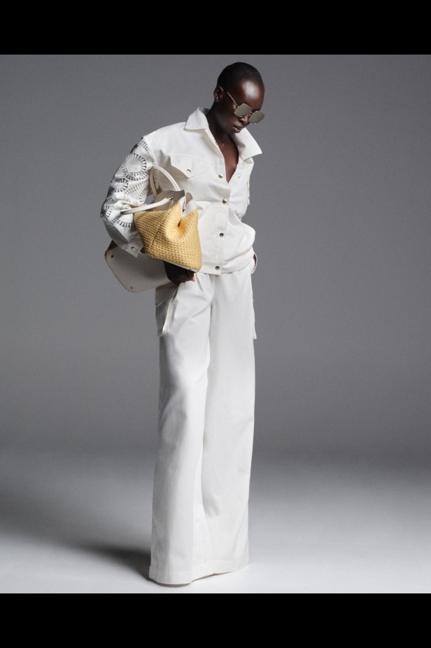 "من الفجر حتى الغسق"... أناقة مجموعة إيلي صعب Resort 2026 لكل لحظة