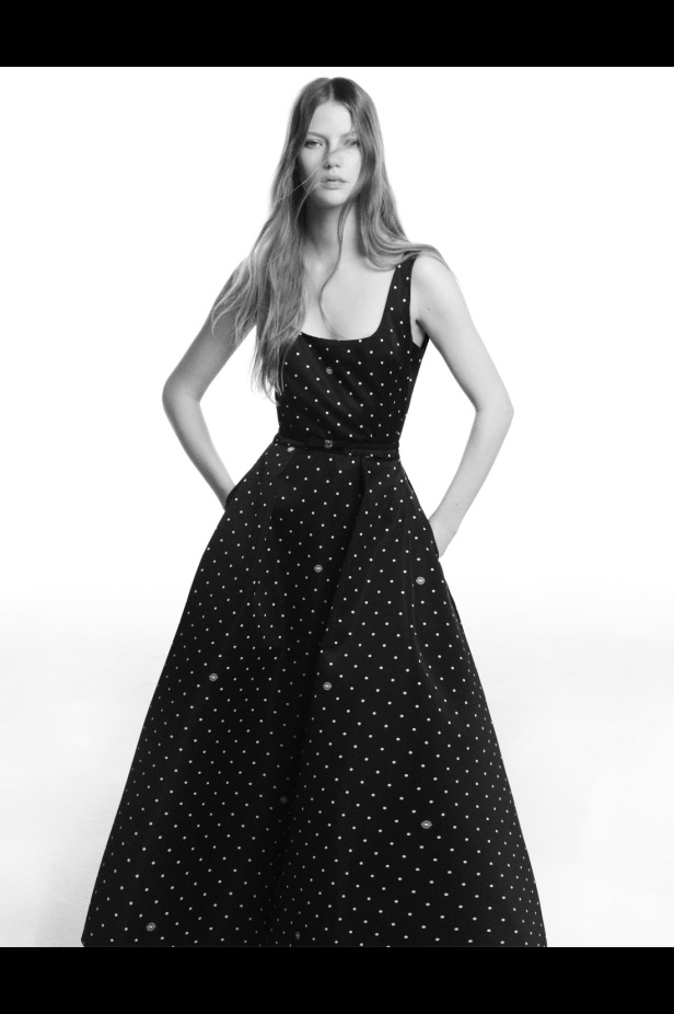 "من الفجر حتى الغسق"... أناقة مجموعة إيلي صعب Resort 2026 لكل لحظة