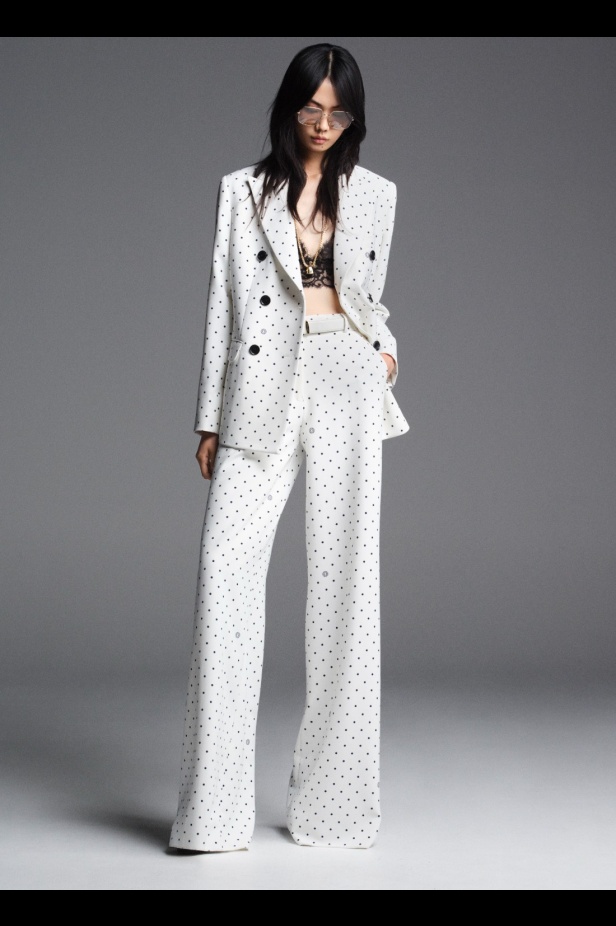 "من الفجر حتى الغسق"... أناقة مجموعة إيلي صعب Resort 2026 لكل لحظة