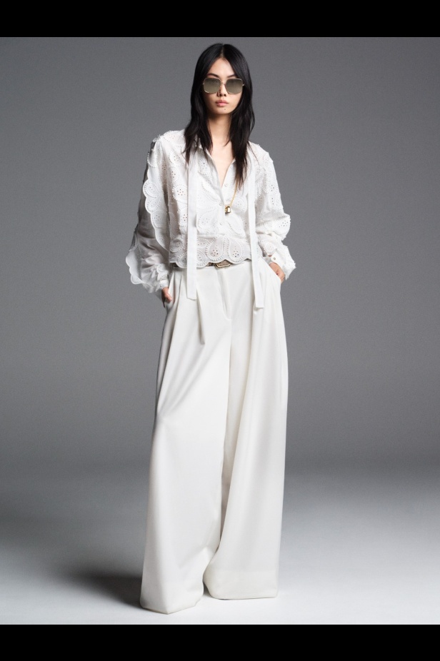 "من الفجر حتى الغسق"... أناقة مجموعة إيلي صعب Resort 2026 لكل لحظة