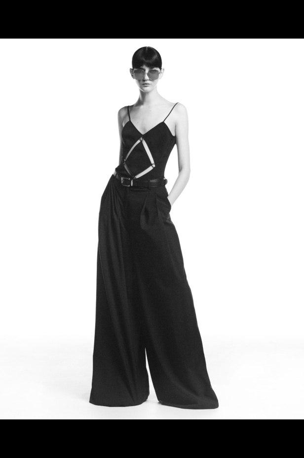 "من الفجر حتى الغسق"... أناقة مجموعة إيلي صعب Resort 2026 لكل لحظة