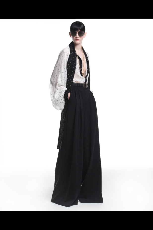 "من الفجر حتى الغسق"... أناقة مجموعة إيلي صعب Resort 2026 لكل لحظة