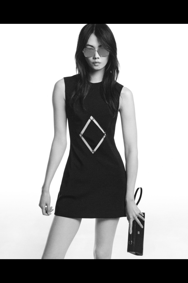 "من الفجر حتى الغسق"... أناقة مجموعة إيلي صعب Resort 2026 لكل لحظة