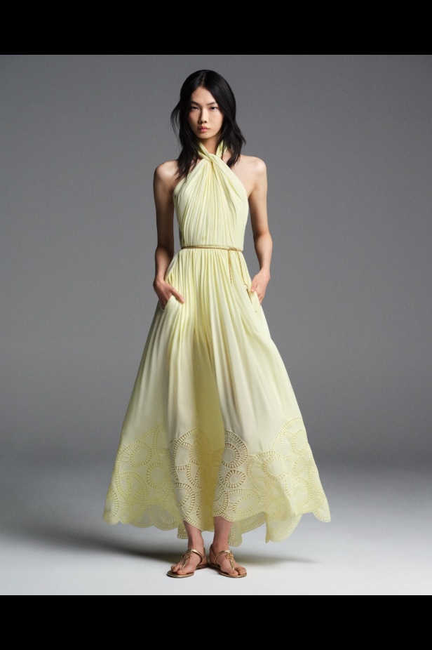 "من الفجر حتى الغسق"... أناقة مجموعة إيلي صعب Resort 2026 لكل لحظة