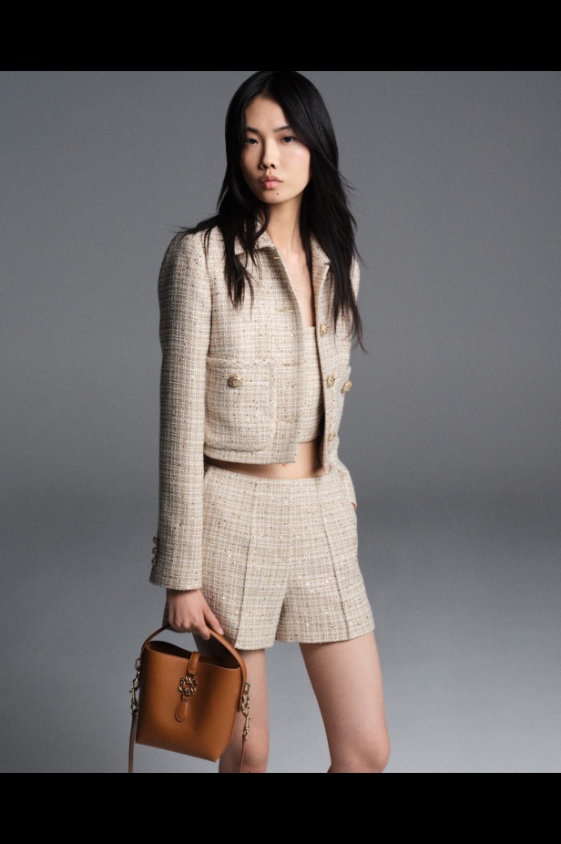 "من الفجر حتى الغسق"... أناقة مجموعة إيلي صعب Resort 2026 لكل لحظة