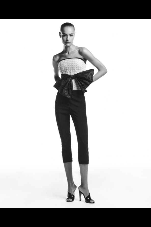 "من الفجر حتى الغسق"... أناقة مجموعة إيلي صعب Resort 2026 لكل لحظة