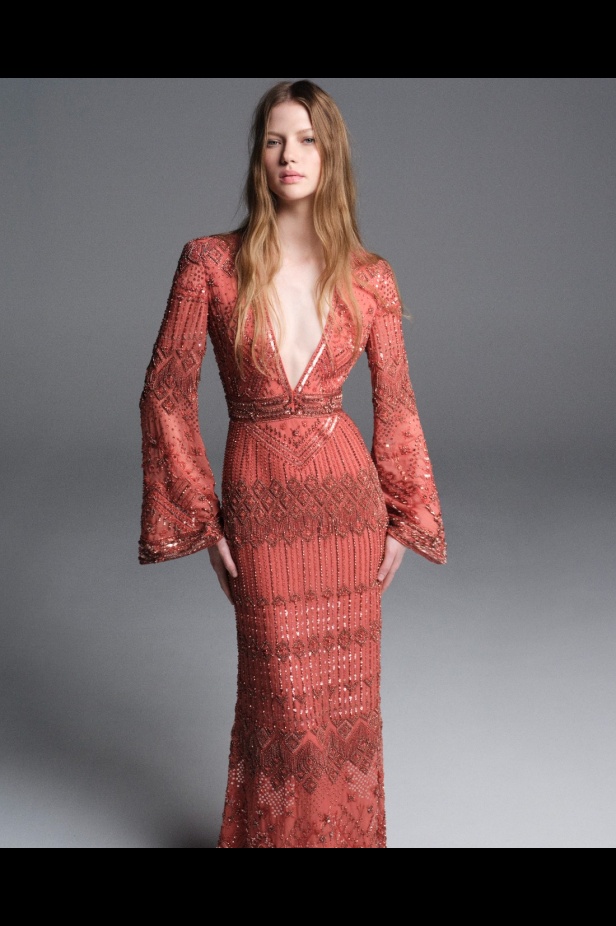 "من الفجر حتى الغسق"... أناقة مجموعة إيلي صعب Resort 2026 لكل لحظة