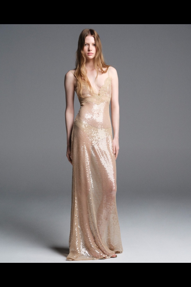 "من الفجر حتى الغسق"... أناقة مجموعة إيلي صعب Resort 2026 لكل لحظة