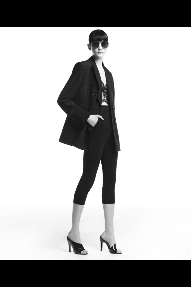 "من الفجر حتى الغسق"... أناقة مجموعة إيلي صعب Resort 2026 لكل لحظة