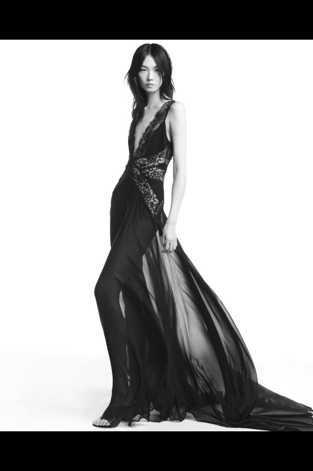 "من الفجر حتى الغسق"... أناقة مجموعة إيلي صعب Resort 2026 لكل لحظة