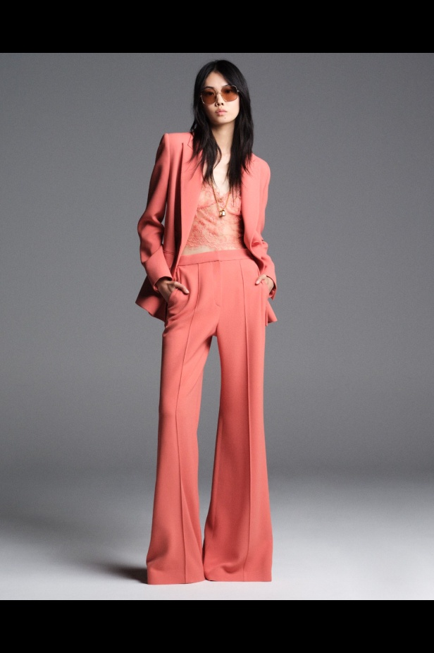 "من الفجر حتى الغسق"... أناقة مجموعة إيلي صعب Resort 2026 لكل لحظة