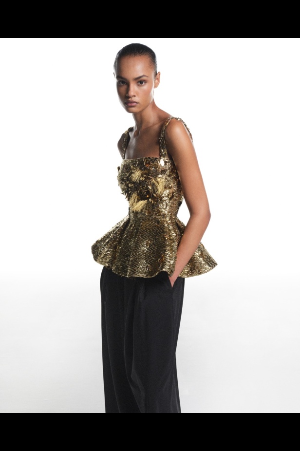 "من الفجر حتى الغسق"... أناقة مجموعة إيلي صعب Resort 2026 لكل لحظة