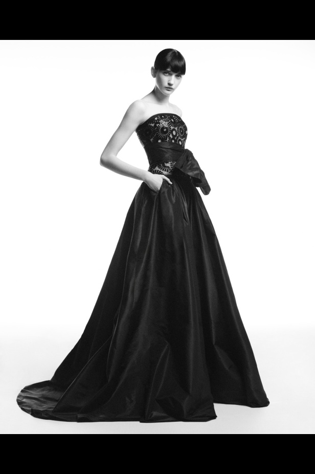 "من الفجر حتى الغسق"... أناقة مجموعة إيلي صعب Resort 2026 لكل لحظة