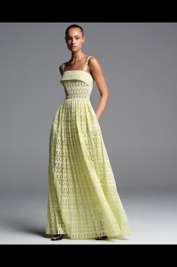 "من الفجر حتى الغسق"... أناقة مجموعة إيلي صعب Resort 2026 لكل لحظة