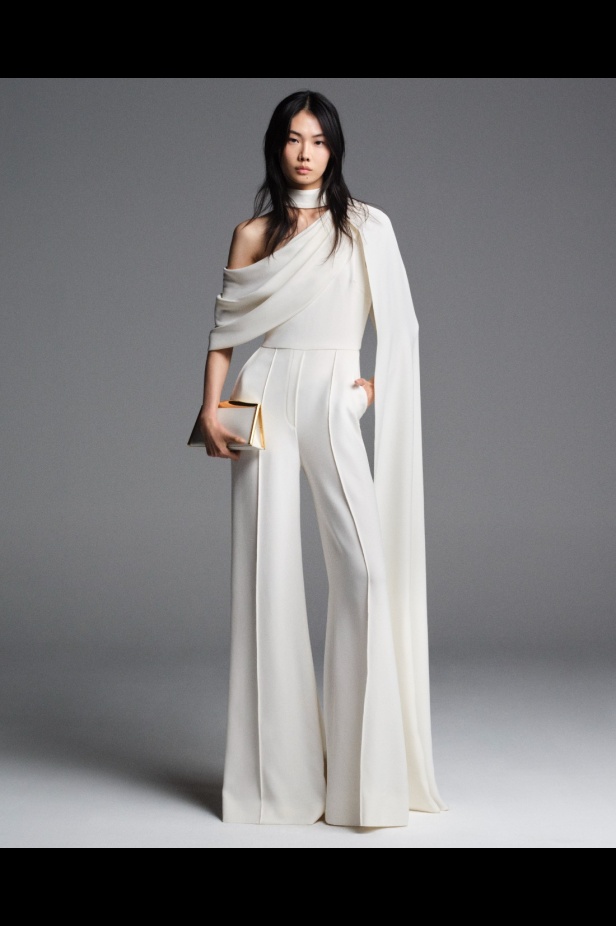 "من الفجر حتى الغسق"... أناقة مجموعة إيلي صعب Resort 2026 لكل لحظة