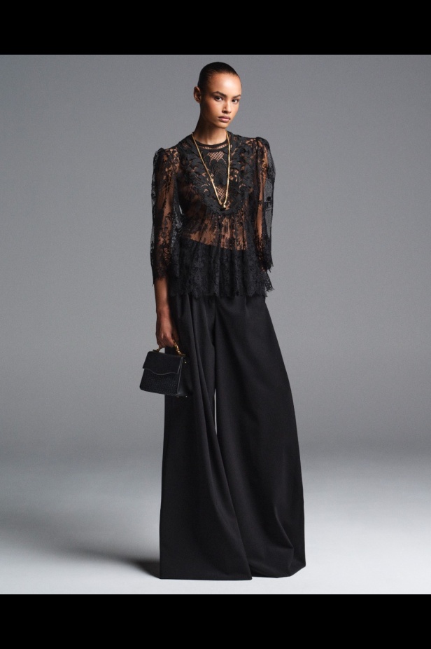 "من الفجر حتى الغسق"... أناقة مجموعة إيلي صعب Resort 2026 لكل لحظة