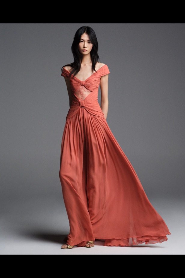 "من الفجر حتى الغسق"... أناقة مجموعة إيلي صعب Resort 2026 لكل لحظة