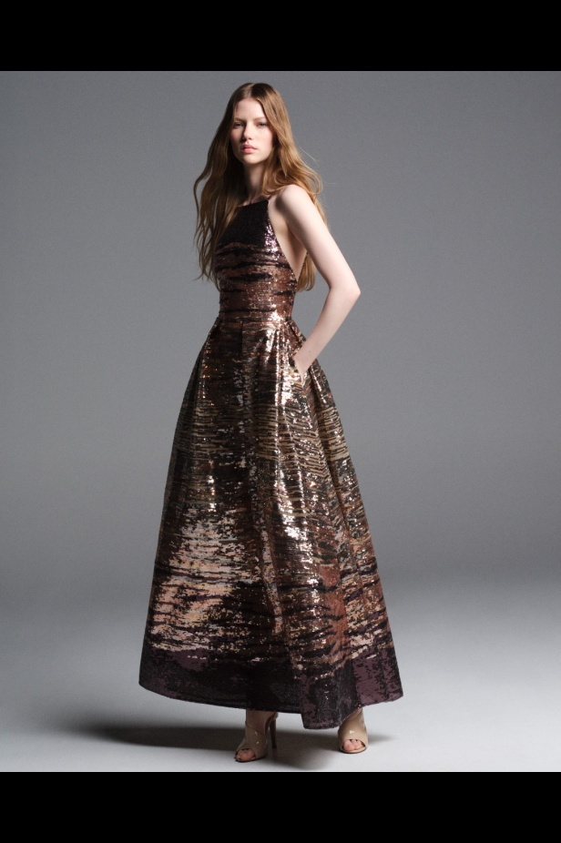 "من الفجر حتى الغسق"... أناقة مجموعة إيلي صعب Resort 2026 لكل لحظة