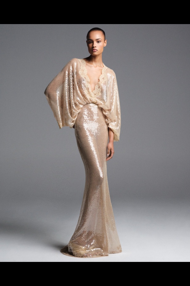 "من الفجر حتى الغسق"... أناقة مجموعة إيلي صعب Resort 2026 لكل لحظة