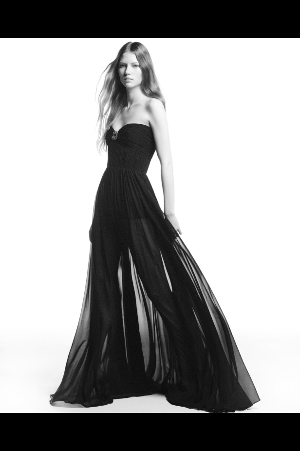 "من الفجر حتى الغسق"... أناقة مجموعة إيلي صعب Resort 2026 لكل لحظة