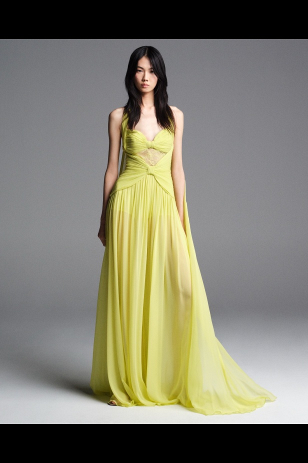 "من الفجر حتى الغسق"... أناقة مجموعة إيلي صعب Resort 2026 لكل لحظة