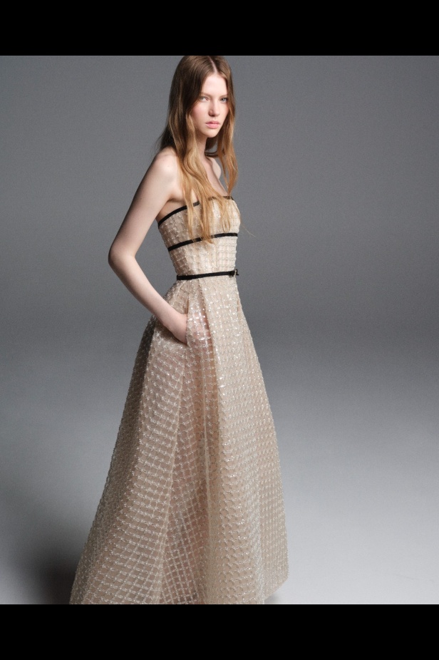 "من الفجر حتى الغسق"... أناقة مجموعة إيلي صعب Resort 2026 لكل لحظة